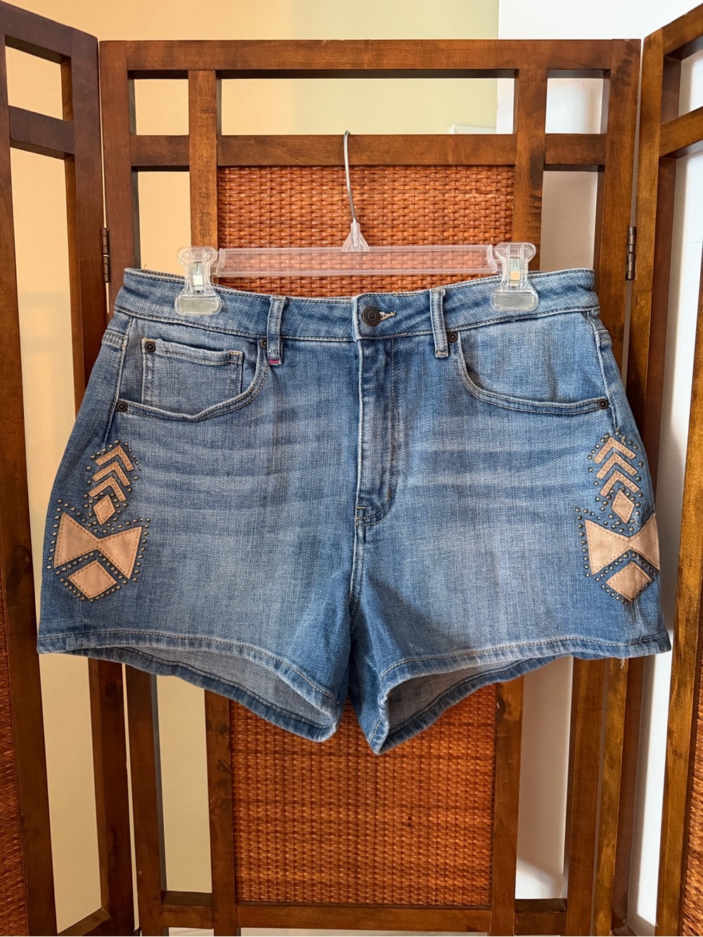 Idyllwind Gypsy high rise faux suede embellished stretch denim shorts 12